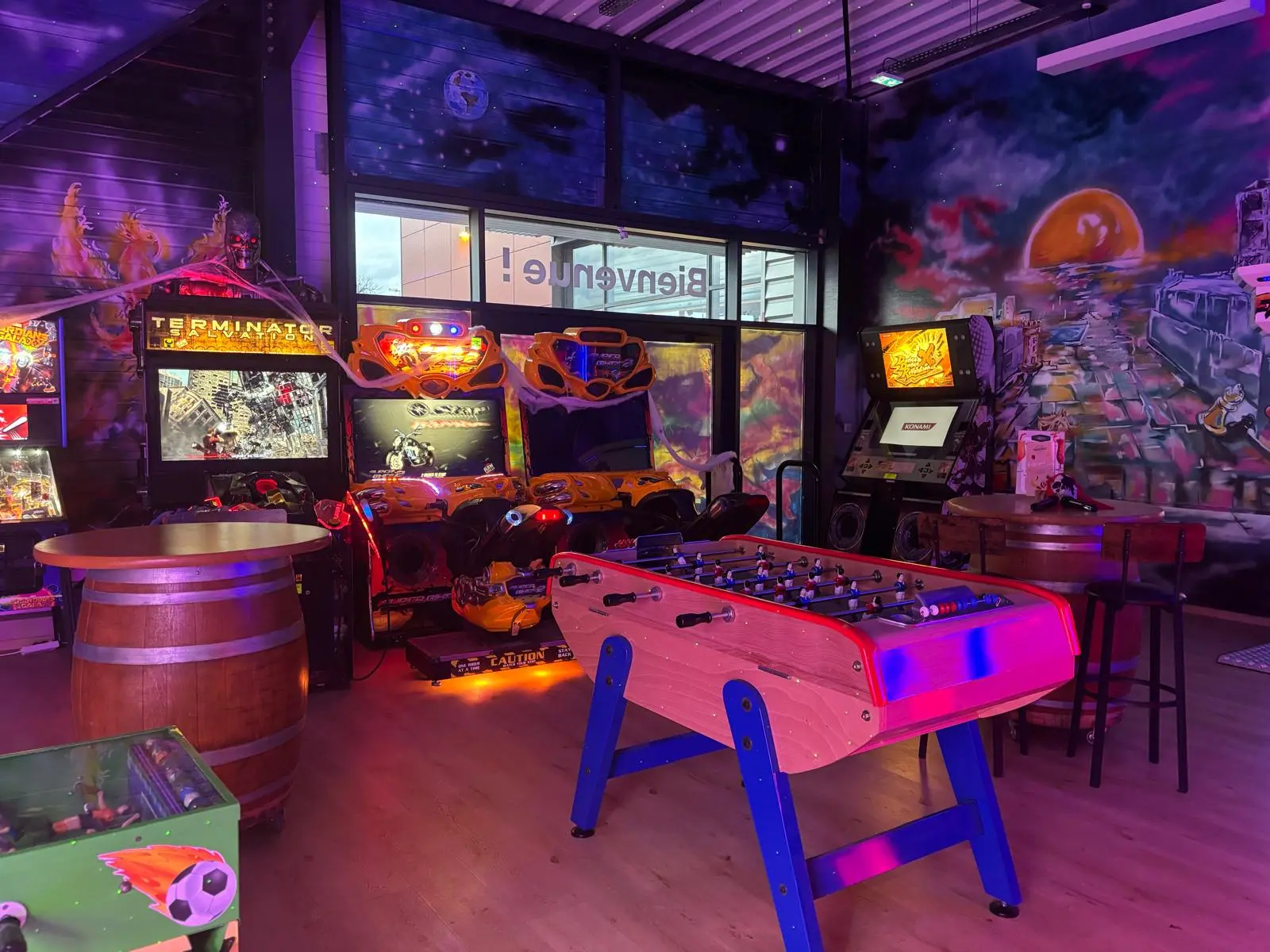 photo du babyfoot, jeux d'arcade avec moto et jeux de tir